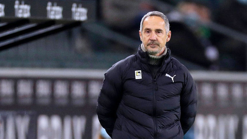 Adi Hütter, Trainer von Borussia Mönchengladbach, hat mit seiner Mannschaft am 5. Dezember 2021 eine historische 0:6-Pleite gegen den SC Freiburg im Borussia-Park kassiert.