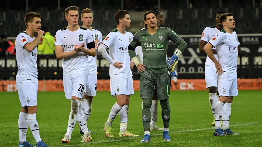 Fassungs- und ratlos: Die Spieler von Fußball-Bundesligist Borussia Mönchengladbach nach der 0:6-Klatsche gegen den SC Freiburg am 5. Dezember 2021 im Borussia-Park. Sommer, Hofmann, Herrmann und Co. stehen vor der Nordkurve.