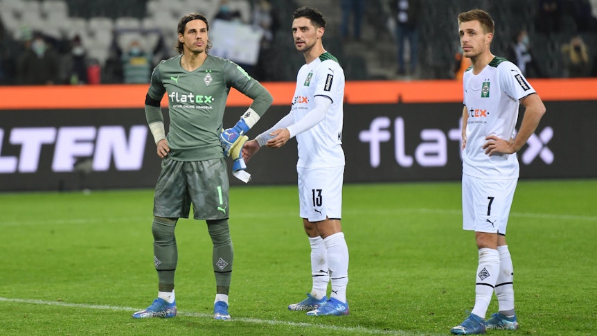 Konsternierte Spieler von Borussia Mönchengladbach: Patrick Herrmann (r.), gemeinsam mit Kapitän Lars Stindl (M.) und Torhüter Yann Sommer (l.) am 5. Dezember 2021 im Borussia-Park. Alle drei schauen ratlos Richtung Fankurve.