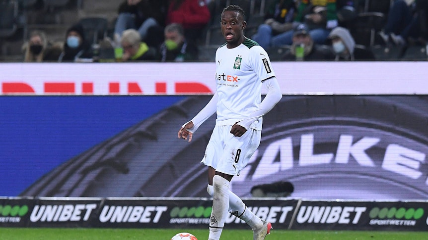 Denis Zakaria von Borussia Mönchengladbach, läuft mit dem Ball am Fuß über das Feld im Bundesligaspiel gegen den SC Freiburg am 5. Dezember 2021.