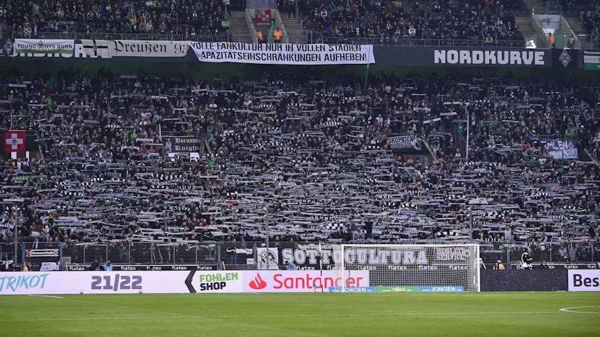 Die Nordkurve im Borussia-Park beim Bundesligaspiel zwischen Borussia Mönchengladbach und Greuther Fürth am 20.November 2021.