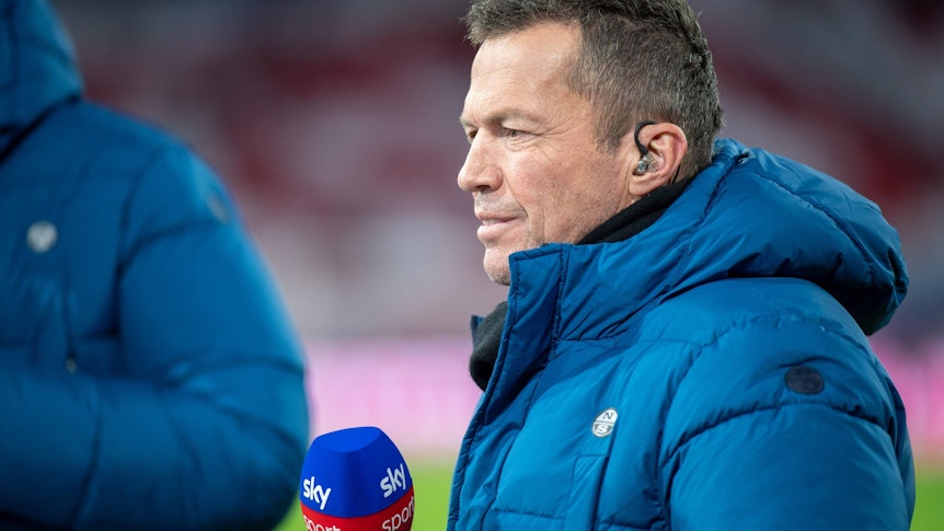 Lothar Matthäus, Ex-Spieler von Borussia Mönchengladbach als Sky-Experte am Mikrofon beim Spiel des FC Bayern München gegen Arminia Bielefeld am 27. November 2021.