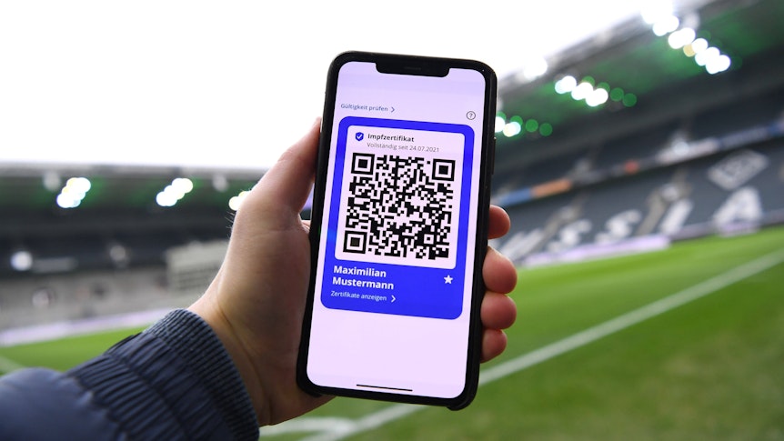 Ein Handy mit Impf-Zertifikat im Borussia-Park.