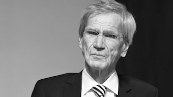 Gladbachs Vizepräsident Siegfried Söllner ist am Donnerstag (9. Dezember 2021) verstorben. Bei der Mitgliederversammlung von Borussia Mönchengladbach am 10. August saß er noch auf der Bühne neben den Präsidiums-Kollegen. Söllner blickt ins Publikum auf der Südtribüne.