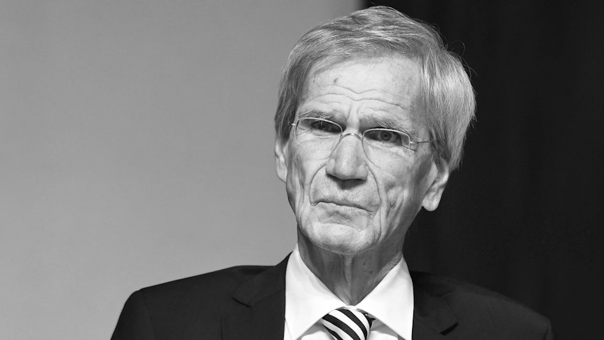 Gladbachs Vizepräsident Siegfried Söllner ist am Donnerstag (9. Dezember 2021) verstorben. Bei der Mitgliederversammlung von Borussia Mönchengladbach am 10. August saß er noch auf der Bühne neben den Präsidiums-Kollegen. Söllner blickt ins Publikum auf der Südtribüne.