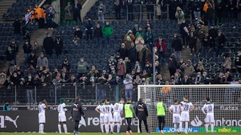 Nach der 0:6-Heim-Klatsche gegen den SC Freiburg stellen sich Spieler von Borussia Mönchengladbach am 5. Dezember den Fans in der Nordkurve im Borussia-Park. Einige Fans sind sichtlich sauer, die Spieler blicken ratlos um sich.