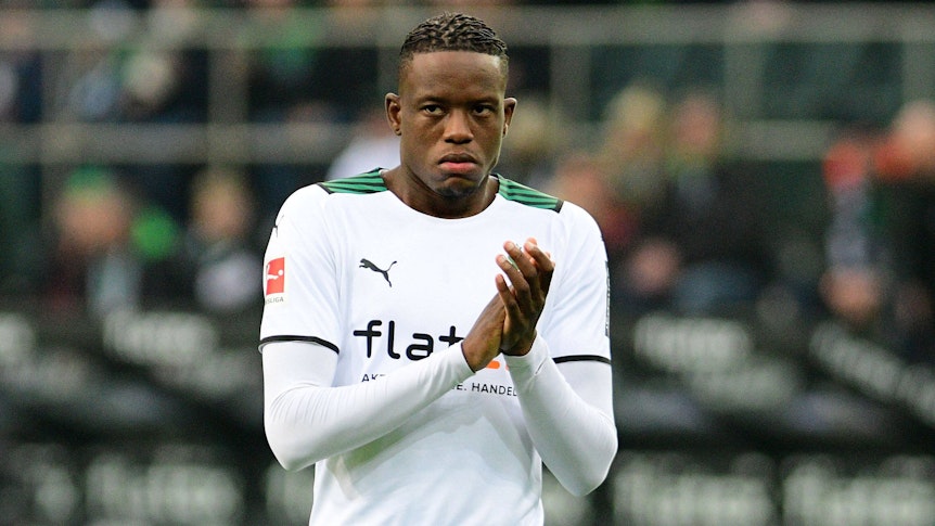 Der Schweizer Nationalspieler Denis Zakaria steht bei Borussia Mönchengladbach noch bis Sommer 2022 unter Vertrag. Auf diesem Foto ist er am 20. November 2021 im Borussia-Park zu sehen. Zakaria klatscht in die Hände.