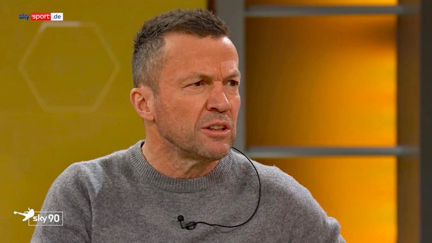 Lothar Matthäus, Weltmeister und Weltfußballer, hat sich in der „Sky“-Fernsehsendung „Sky90“ am Sonntag (12. Dezember 2021) zur aktuellen Krisensituation bei Borussia Mönchengladbach geäußert. Matthäus blickt zum Moderator.