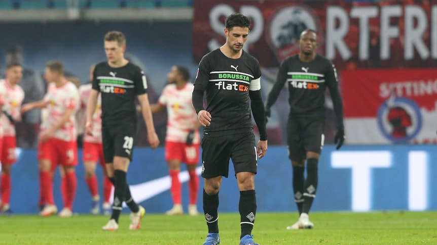 Matthias Ginter, Lars Stindl und Denis Zakaria (v.l.n.r.) von Borussia Mönchengladbach haben hängende Köpfe bei der 1:4-Niederlage in Leipzig.