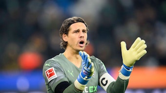 Torwart Yann Sommer von Borussia Mönchengladbach feuert sein Team beim Match gegen Eintracht Frankfurt am 15. Dezember 2021 an.