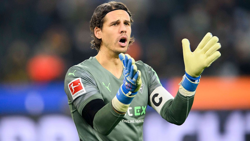 Torwart Yann Sommer von Borussia Mönchengladbach feuert sein Team beim Match gegen Eintracht Frankfurt am 15. Dezember 2021 an.