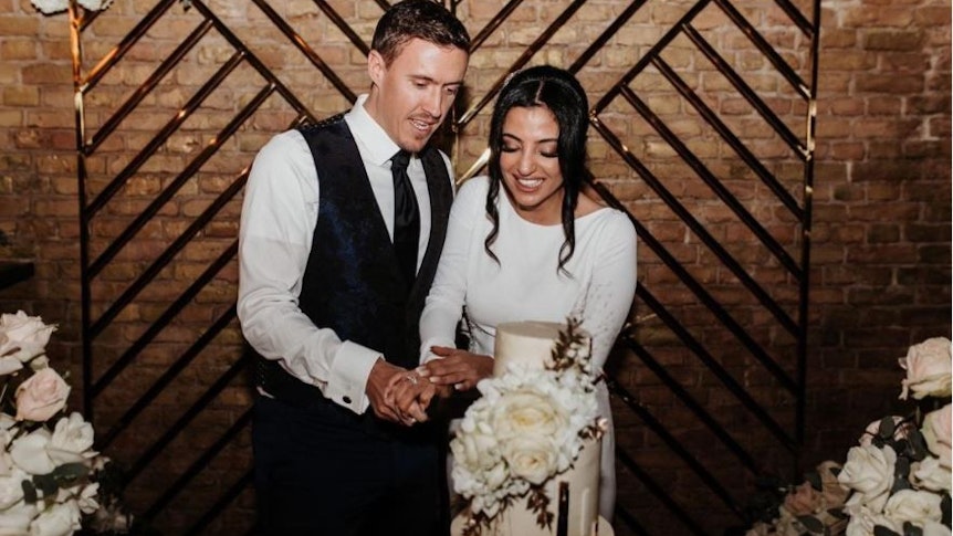 Max Kruse (l.), ehemaliger Spieler von Borussia Mönchengladbach und heutiger Profi bei Union Berlin, hat am Donnerstag (16. Dezember 2021) seine Freundin Dilara Mardine (r.) geheiratet. Das Foto zeigt das Paar beim Anschneiden der Hochzeitstorte.