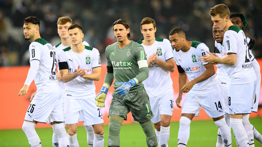 v.l. Ramy BENSEBAINI, Luca NETZ, Laszlo BENES, Torwart Yann SOMMER , Florian NEUHAUS, Alassane PLEA Denis ZAKARIA , Matthias GINTER applaudieren den VfL-Fans.