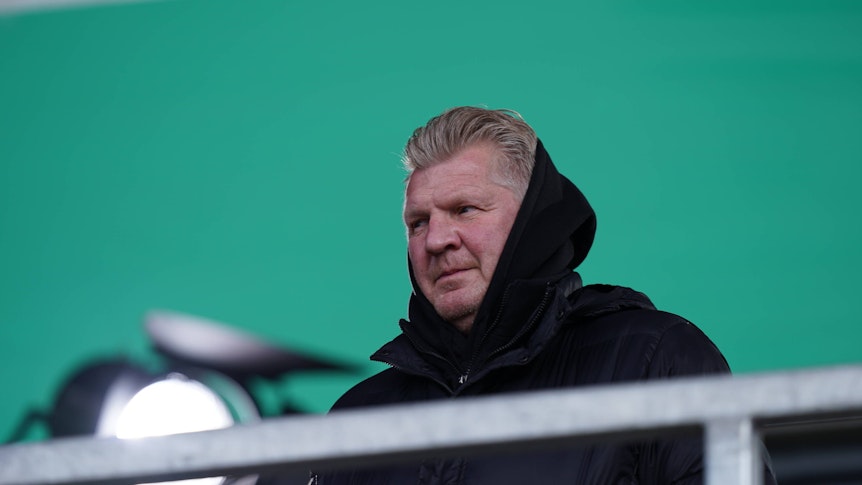 Stefan Effenberg, ehemaliger Spieler von Borussia Mönchengladbach, sitzt auf der Tribüne bei einem Spiel des DFB-Pokals am 7. April 2021.