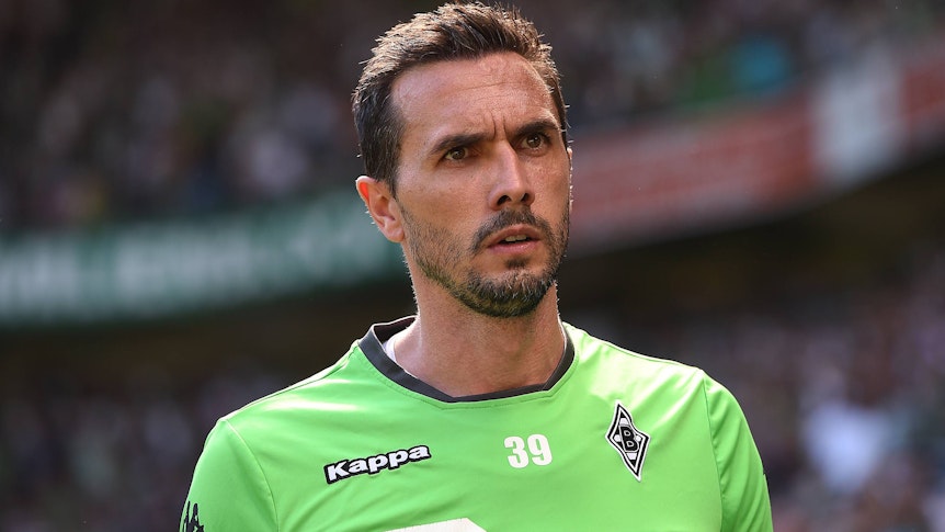 Ex-Borusse Martin Stranzl kritisch schauend bei einem Match der Fohlen am 7. Mai 2016 im Borussia-Park.