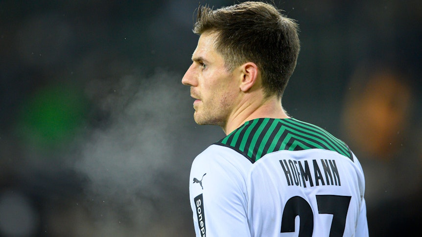 Jonas Hofmann, hier im Spiel von Borussia Mönchengladbach gegen den SC Freiburg am 5. Dezember 2021 in der Rückansicht.