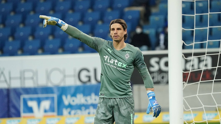Yann Sommer von Borussia Mönchengladbach, mit ausgestrecktem Arm im Bundesligaspiel in Hoffenheim am 18. Dezember 2021.