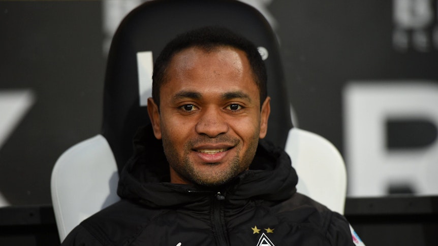 Raffael, ehemaliger Spieler von Borussia Mönchengladbach, sitzt lächelnd am 11. März 2020 auf der Auswechselbank im Borussia-Park und schaut in die Kamera.