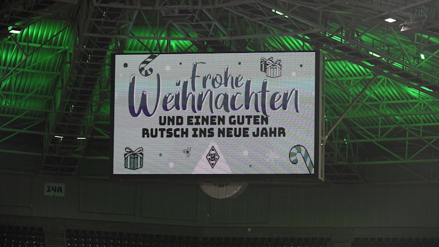 Das Foto zeigt die Anzeigetafel im Borussia-Park nach dem Spiel am 15. Dezember 2021 gegen Eintracht Frankfurt, auf der ebenfalls Weihnachtswünsche eingeblendet werden.