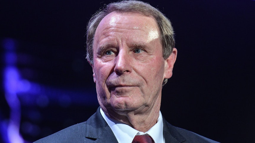 Dieses Bild zeigt den ehemaligen deutschen Bundesfussballer und jetzigen Fussballtrainer Hans-Hubert Berti Vogts bei der- Ballveranstaltung „Galanacht des Sports“ im Brucknerhaus in Linz 2018.
