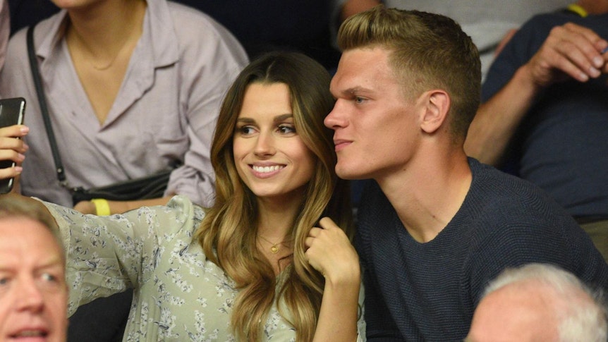 Christina Raphaella und Matthias Ginter sind seit Freiburger Zeiten ein Paar. Auf diesem Foto machen die beiden ein Selfie.