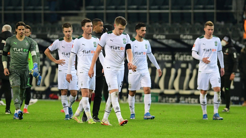 Borussia Mönchengladbachs Spieler verlassen nach dem 0:6-Debakel gegen den SC Freiburg am 5. Dezember 2021 enttäuscht den Platz im heimischen Borussia-Park.