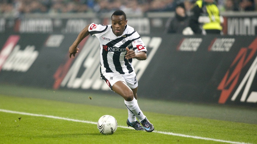 Nando Rafael im Trikot von Borussia Mönchengladbach. Dieses Foto zeigt den Angreifer am 18. Februar 2008 im Borussia-Park. Rafael läuft mit dem Ball am Fuß über das Spielfeld.