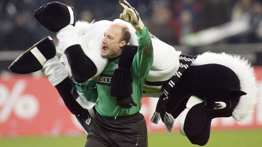 Kasey Keller, ehemaliger Torhüter von Borussia Mönchengladbach. Auf diesem Foto hat der US-Amerikaner im Borussia-Park Fohlen-Maskottchen Jünter am 17. Dezember 2005 im Stile eines Wrestlers auf die Schulter genommen. Keller jubelt, während er Jünter trägt.