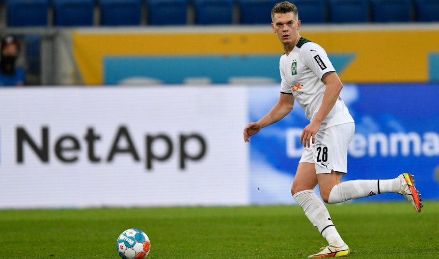 Nationalverteidiger Matthias Ginter von Borussia Mönchengladbach, hier zu sehen am 18. Dezember 2021 im Bundesligaspiel bei 1899 Hoffenheim. Ginter hat den Ball vor sich und schaut nach vorne.