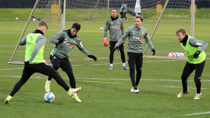 Luca Netz, Joe Scally, Tony Jantschke, Christoph Kramer und Tobias Sippel bei einer Trainingseinheit von Borussia Mönchengladbach am 13.12.2021 mit Ball auf dem PLatz im Borussia-Park.