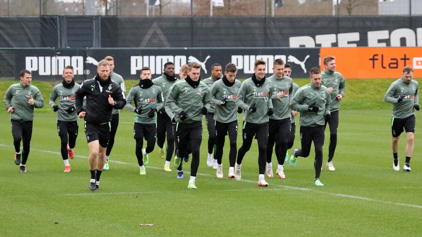 Das Team von Borussia Mönchengladbach läuft sich warm beim Auftakttraining der Rückrunde am 29. Dezember 2021.
