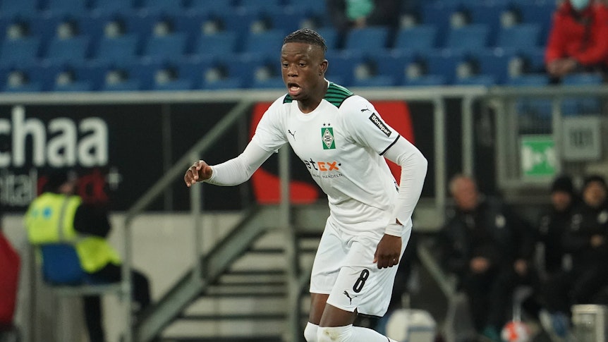 Denis Zakaria von Borussia Mönchengladbach, hier am 18. Dezember 2021, in einer Ballaktion im Duell seines Teams gegen die TSG Hoffenheim 1899.