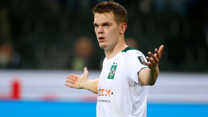 Matthias Ginter von Borussia Mönchengladbach, hier am 31. Oktober 2021, hat die Arme ausgebreitet.