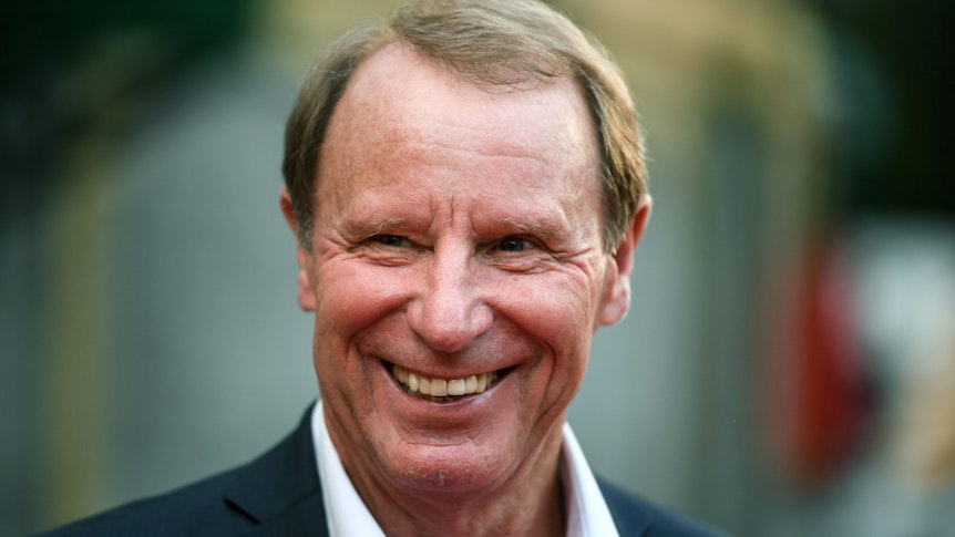 Berti Vogts, ehemaliger Fußball-Bundestrainer, steht bei der Eröffnung des französischen Themenbereichs im Europa-Park am 12.09.2018 auf dem roten Teppich.