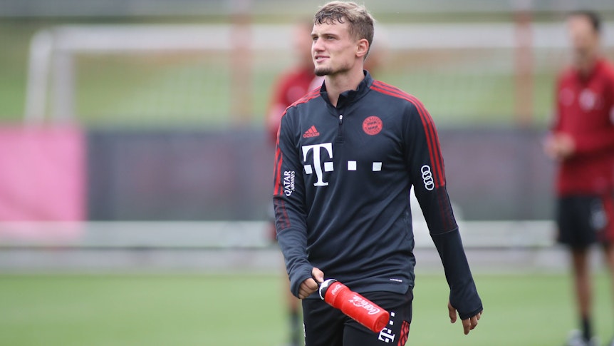 München, Deutschland 07. Juli 2021: Michael Cuisance FC Bayern München mit einer Getränkeflasche in der Hand beim Training des FC Bayern München *** Munich, Germany 07 July 2021 Michael Cuisance FC Bayern Munich with a drinks bottle in his hand during FC Bayern Munich training.