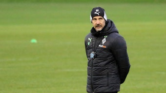 Adi Hütter, Trainer von Borussia Mönchengladbach am 29.12.2021 bei der Auftakteinheit nach der Winterpause im Borussia-Park mit nachdenklichem Blick.