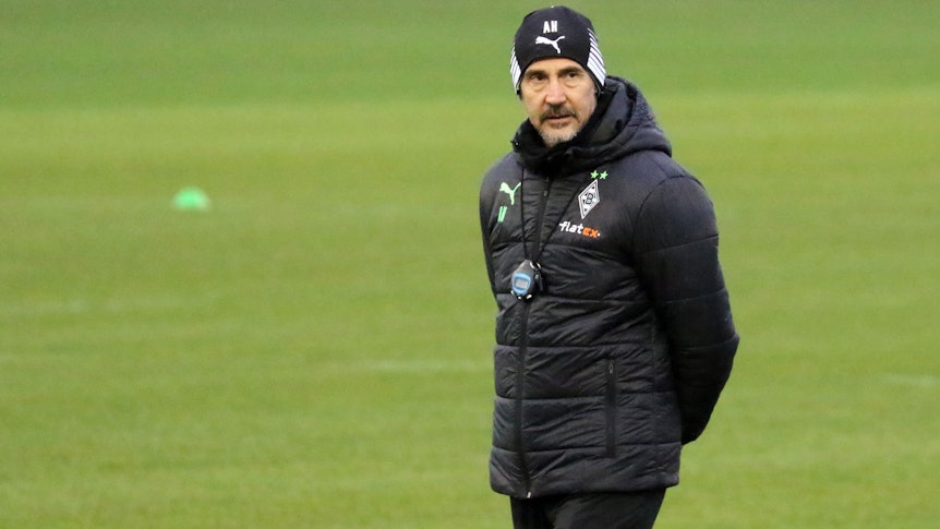 Adi Hütter, Trainer von Borussia Mönchengladbach am 29.12.2021 bei der Auftakteinheit nach der Winterpause im Borussia-Park mit nachdenklichem Blick.
