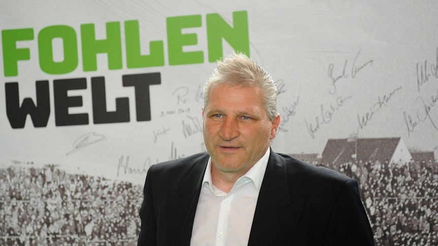 Thomas Kastenmaier im Borussia-Park. Auf diesem Foto ist der ehemalige Profi von Borussia Mönchengladbach am 3. Mai 2019 zu sehen. Kastenmaier steht vor einer Pappwand, auf der zahlreiche Ex-Profis der Borussia unterschrieben haben.