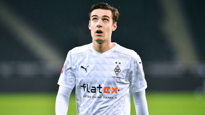 Gladbachs Mittelfeldspieler Florian Neuhaus, auf diesem Foto am 22. Januar 2021 im Bundesliga-Duell gegen Dortmund zu sehen, blickt vom Spielfeld aus gen Himmel.
