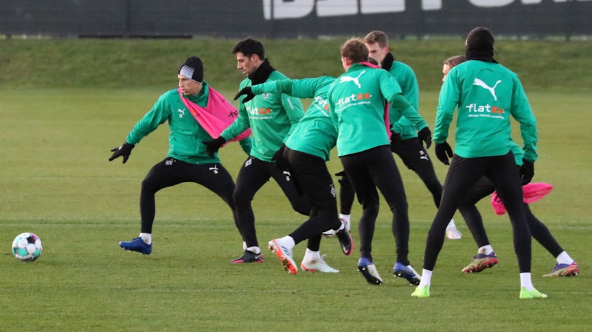 Profis der Gladbacher Borussia, hier in Teilen auf einem Foto vom 12. Januar 2021 zu sehen, kämpfen auf dem Trainingsplatz um den Ball-