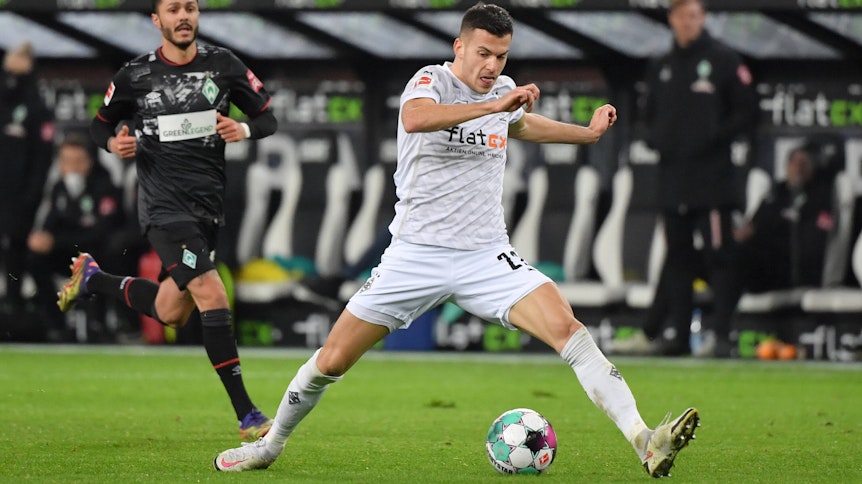 Gladbachs László Bénes behauptet im Bundesliga-Duell am 19.01.2021 gegen Werder Bremen den Ball.