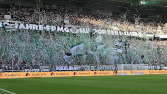 Ein Blick in die Vergangenheit: Die Gladbacher Nordkurve mit Choreo zu 30 Jahren FPMG Supporters Club, am 15.09.18 beim Bundesliga-Spieltag gegen Schalke 04.