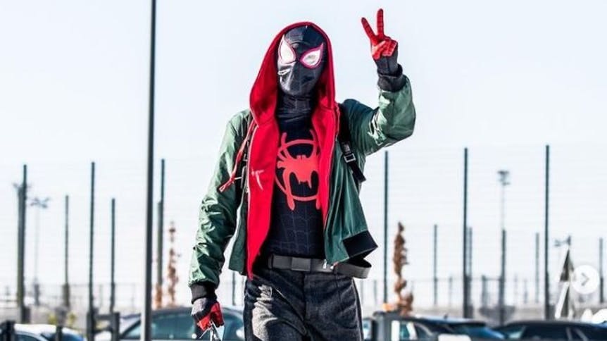 Gladbachs Valentino Lazaro kam am Altweiber-Donnerstag als Spiderman verkleidet zum Training in den Borussia-Park.