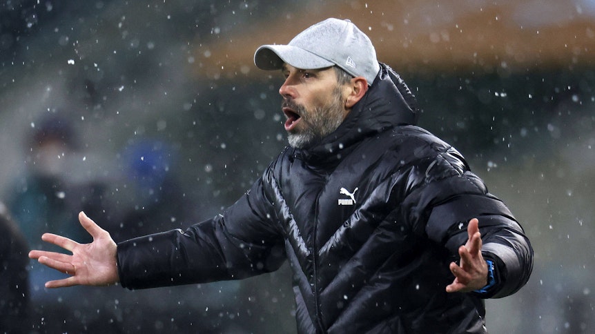 Gladbach-Trainer Marco Rose gestikuliert während des Bundesliga-Duells gegen den 1. FC Köln am 06. Februar 2021 am Spielfeldrand im Borussia-Park. Der 44-Jährige hebt die Arme und brüllt Anweisungen an seiner Spieler heraus. Derweil schneit es.