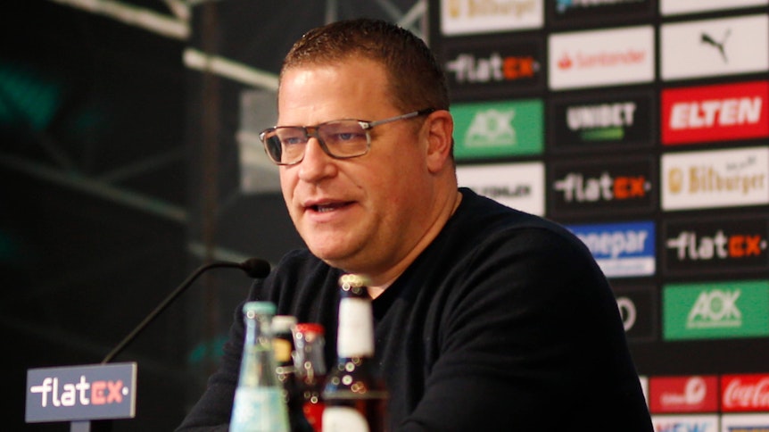 Gladbach-Manager Max Eberl, hier am 6. November 2020 bei einer Pressekonferenz im Borussia-Park, blickt, während er spricht, in den Raum.