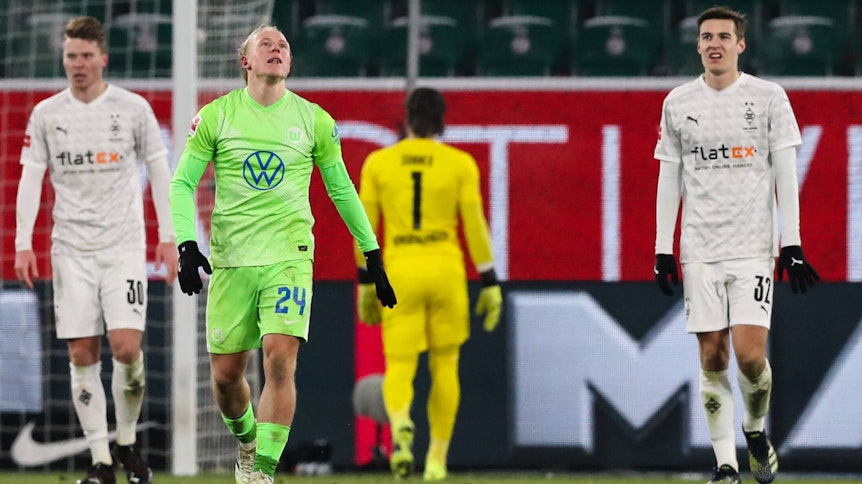 Beim VfL Wolfsburg gab es für die Fohlen um Nico Elvedi (l) und Florian Neuhaus (r) ein torloses Remis.