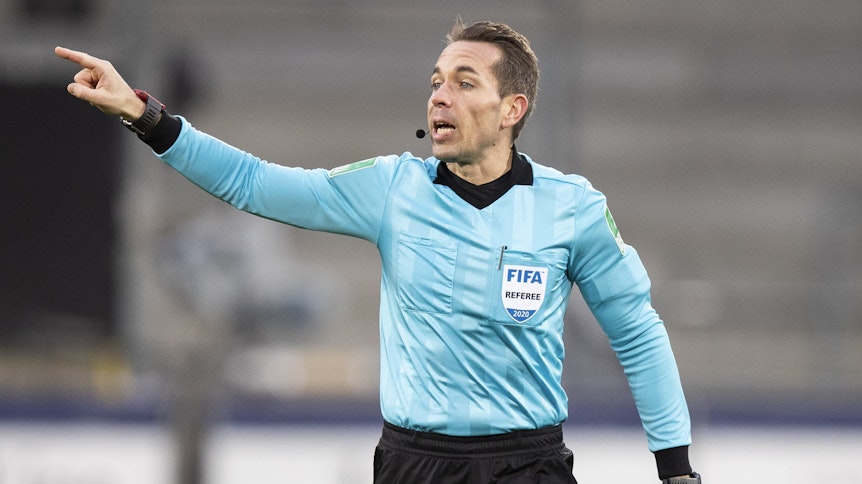 Tobias Stieler, hier beim Bundesliga-Duell zwischen dem SC Freiburg und dem VfB Stuttgart am 23. Januar 2021, leitet das heutige Duell zwischen Wolfsburg und Gladbach.