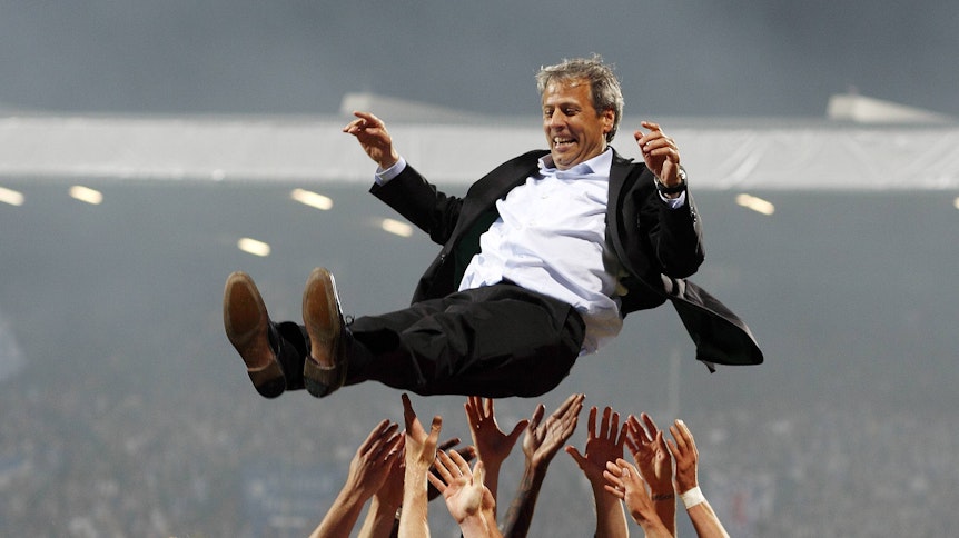 Lucien Favre wird nach dem Relegationserfolg am 25. Mai 2011 von Spielern der Borussia hochleben gelassen.
