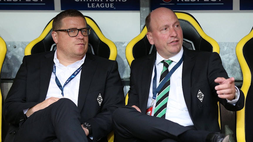 Gladbach-Manager Max Eberl (l.) und Geschäftsführer Stephan Schippers (r.) sitzen am 16. August 2016 beim Champions-League-Qualifikations-Duell in Bern gemeinsam auf der Auswechselbank. Eberl blickt skeptisch auf das Spielfeld. Schippers gestikuliert mit seiner Hand.