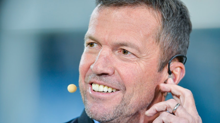 Der ehemalige Fussballer Lothar Matthäus lächelt beim Bundesliga-Spiel zwischen 1899 Hoffenheim und FC Schalke 04 am 1. Dezember 2018.